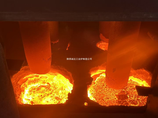 Horno de fusión de plasma de cuatro electrodos de corriente continua